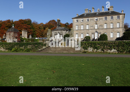 Herbst im Pollok House, das vom National Trust for Scotland im Pollok Country Park, Glasgow, Schottland, Großbritannien, betrieben wird Stockfoto