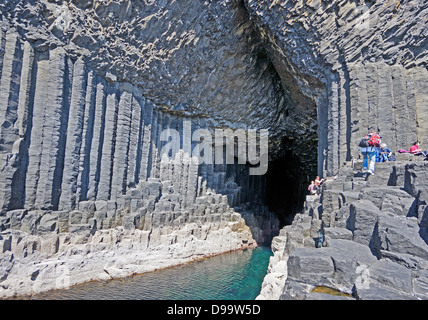 Blick ins Innere Fingal's Cave auf der Insel Staffa Inneren Hebriden Schottland Stockfoto