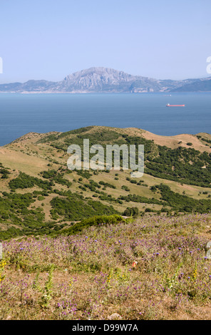 Die Meerenge von Gibraltar, die den Atlantik mit dem Mittelmeer verbindet, mit den Bergen Marokkos. Jebel Musa, Andalusien, Spanien. Stockfoto