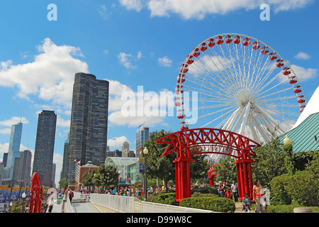 Riesenrad-Zeichen und teilweise Stadtbild von Chicago, Illinois, am Navy Pier Stockfoto