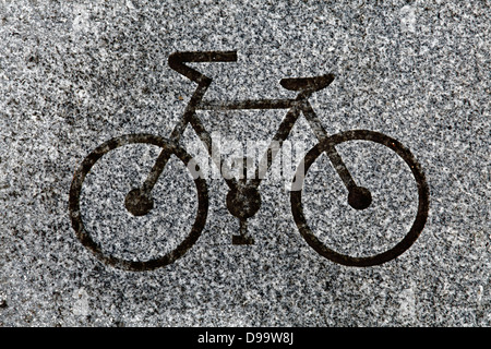 Fahrradsymbol in Stein gemeißelt auf einem Radweg, Schottland, Großbritannien Stockfoto