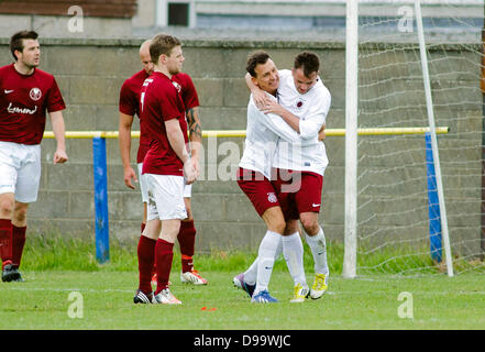 Crossgates, Fife, Schottland, Samstag, 15. Juni 2013, Colin Strickland (rechts) feiern die mit Calum Smith nach dem Aufstellen Linlithgow 2 mit seinem Kopfball in der East Region Super League Spiel, Kelty Herzen V Linlithgow Rose, Humbug Park Crossgates. Bildnachweis: Colin Lunn/Alamy Live-Nachrichten Stockfoto