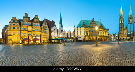 Panoramablick auf den Marktplatz in Bremen, Deutschland in der Nacht Stockfoto