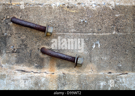 Zwei Rusty Bent Lag Schraube in Beton. Stockfoto
