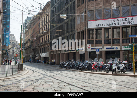 Straße mit Gebäuden und Motorräder in Mailand, Italien. Stockfoto