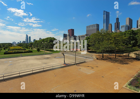 Wolkenkratzer in der Nähe von Millennium Park in der Innenstadt von Chicago, Illinois Stockfoto