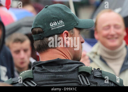 Belfast, Nordirland, Vereinigtes Königreich. 15. Juni 2013. -G8-Demonstranten hinab auf die Stadt nur zwei Tage, bevor Barack Obama ist in Belfast eintreffen und andere Führer der Welt sind in Nordirland für die 39. G8-Gipfel im County Fermanagh - G8-Polizei in der Stadt Credit eintreffen: Kevin Scott/Alamy Live News Stockfoto