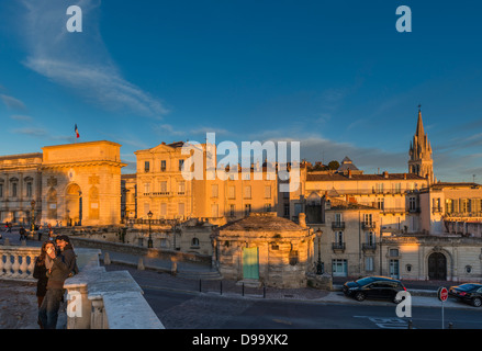 Arc de Triomphe (links) und Ste Anne Church (rechts), Montpellier, Hérault, Languedoc-Roussillon Stockfoto