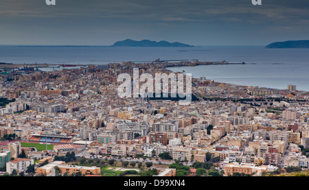 Ein Blick von Trapani und der Insel Favignana, genommen von der mittelalterlichen Stadt Erice in der Provinz von Trapani, Sizilien. Stockfoto