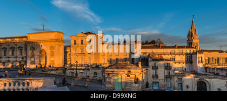 Arc de Triomphe (links) und Ste Anne Church (rechts), Montpellier, Hérault, Languedoc-Roussillon Stockfoto