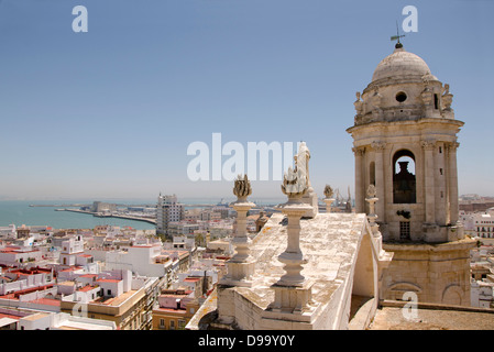 Mit Blick auf die Altstadt von Cadiz aus dem Glockenturm der Kathedrale Santa Cruz, Andalusien, Spanien. Stockfoto