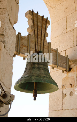 Kirche-Glocke im Glockenturm der Kathedrale Santa Cruz von Cádiz, Andalusien, Spanien. Stockfoto