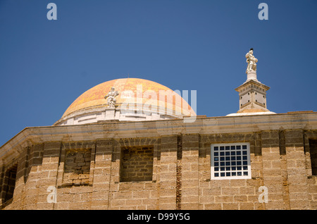 Detail der gelbe Kuppel der Kathedrale de Santa Cruz im Zentrum von Cadiz, Andalusien, Spanien. Stockfoto