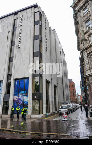 Belfast, Nordirland, 15. Juni 2013. Eine Reihe von Polizisten bewachen eine Filiale der Danske Bank (ehemals Northern Bank) von potentiellen Bedrohung durch Anti-G8-Demonstranten.  Dies war die Szene von einem £26m Banküberfall von der IRA im Jahr 2004. Bildnachweis: Stephen Barnes/Alamy Live-Nachrichten Stockfoto