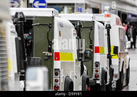 Belfast, Nordirland, 15. Juni 2013.  Hunderte von neuen gepanzerten Landrover wurden auf den Straßen von Belfast eingesetzt. Einige, wie diejenigen, die mit grünen Türen sind britische Armee Landrover, die im PSNI Farben gemalt worden sein. Bildnachweis: Stephen Barnes/Alamy Live-Nachrichten Stockfoto