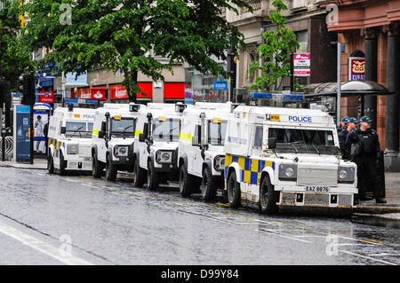 Belfast, Nordirland, 15. Juni 2013.  Hunderte von neuen gepanzerten Landrover wurden auf den Straßen von Belfast eingesetzt. Einige, wie die mittleren drei in dieser Zeile sind britische Armee Landrover, die im PSNI Farben gemalt worden sein. Bildnachweis: Stephen Barnes/Alamy Live-Nachrichten Stockfoto