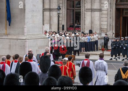 Gordon Brown legt einen Kranz von Mohn am Cenotaph, Whitehall, London am Remembrance Day Sonntag. Stockfoto