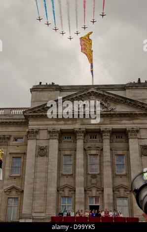 Trupp the Colour findet entlang der Mall und des Buckingham Palace in London statt, gefolgt von der Queen's Birthday Flypast, die die königliche Familie vom Balkon aus beobachtet Stockfoto