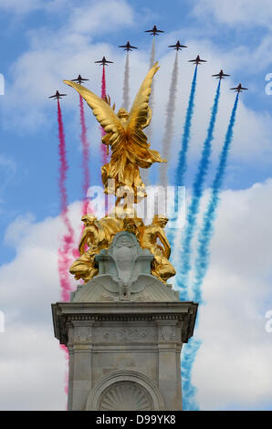 Queen's Birthday Flypast nach Trooping the Colour, den die königliche Familie vom Balkon des Buckingham Palace aus beobachtet Stockfoto