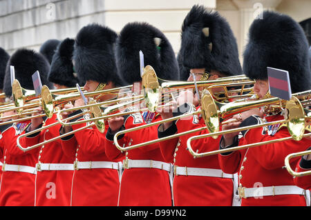 Trupp the Colour findet entlang der Mall und des Buckingham Palace in London, Großbritannien statt. Posaunenspieler der Marschkapelle. Band der walisischen Garde Stockfoto