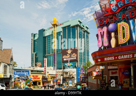 Auf der Suche nach Clifton Hill in Richtung Sheraton Falls Hotel in Niagara Falls, Ontario, Kanada. Stockfoto