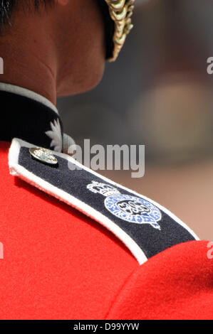 Trupp the Colour findet entlang der Mall und des Buckingham Palace in London, Großbritannien statt. Grenadier Guards Uniform an der Schulter Stockfoto