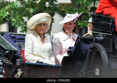 Trupp the Colour findet entlang der Mall und des Buckingham Palace in London, Großbritannien statt. Camilla Und Kate Middleton Stockfoto