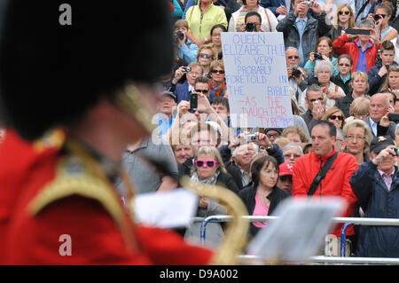 Neil Horan protestiert bei Trooping the Colour in der Mall, London, Großbritannien. Bibelbotschaft Stockfoto