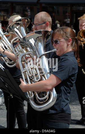 Weibliche Tuba-Spieler in der dänischen band Dania Brass Band unterhaltsam am Kultorvet in Kopenhagen einen Samstagnachmittag. Stockfoto