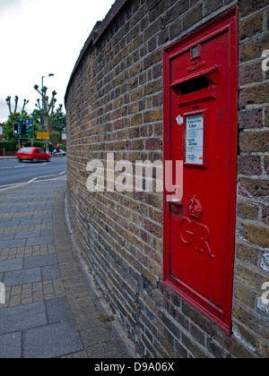 Ein roten Briefkasten montiert in einer Wand auf Burlington Lane, Chiswick, London Borough of Hounslow, London, England, Vereinigtes Königreich Stockfoto