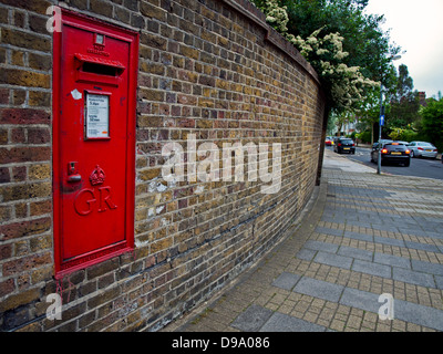 Ein roten Briefkasten montiert in einer Wand auf Burlington Lane, Chiswick, London Borough of Hounslow, London, England, Vereinigtes Königreich Stockfoto