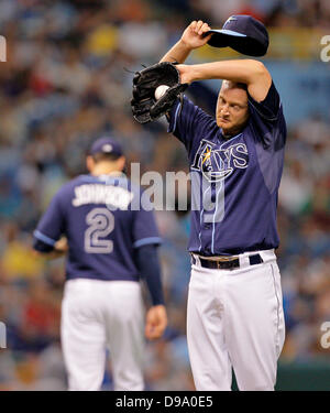 St. Petersburg, Florida, USA. 15. Juni 2013. DANIEL WALLACE | Times.Tampa Bay Strahlen Krug Alex Cobb (53) wischt seine Stirn, nachdem zu Fuß in einem Lauf mit den Basen während der zweiten Inning gegen die Kansas City Royals am Samstag im Tropicana Field in St. Petersburg geladen. Bildnachweis: © Daniel Wallace/Tampa Bucht Times/ZUMAPRESS.com/Alamy Live-Nachrichten Stockfoto