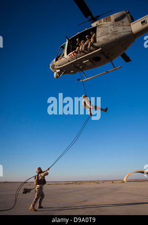US Marine Corps Maritime RAID-Force Marine Mitglieder Abseilen von einem UH-1N Huey während ein Hubschrauber Seil Aussetzung Technik Übung auf König Faisal Air Base 11. Juni 2013 in Jordanien. Stockfoto