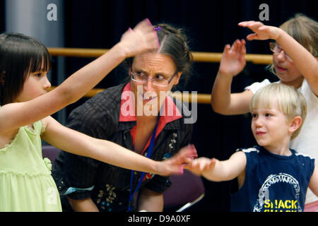 12. Juni 2013 - lehrt Bartlett, Tennessee, USA - 12. Juni 2013 - Instructor Tanya Henderson viney Arme, die Kinder lernen, kleine Blumen zu machen. Kinder haben die ganze Woche geübt, um auf eine Leistung von The Secret Garden in Bartlett Performing Arts Center mit der Missoula Kinder-und Jugendtheater. 58 Kinder gelernt, eine Show in fünf Tagen, die für die Öffentlichkeit in zwei Shows am Samstag um 02:30 und 07:30 ausgeführt wird.  Es ist ein Prozess des Lernens lange Lebenskompetenzen durch die Parfümierung Kunst. Kitty Walters, rechts, Michael James (2. von rechts) und Emma Thorne auf der linken Seite. (Kredit-ich Stockfoto