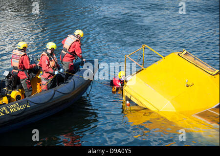 Yellow DuckMarine Amphibienfahrzeug touristischen sinkt am Albert Dock Liverpool UK. Feuerwehr & Service Rettung Passagiere. Stockfoto