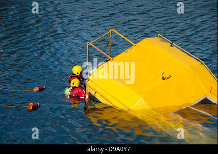 Yellow DuckMarine Amphibienfahrzeug touristischen sinkt am Albert Dock Liverpool UK. Feuerwehr & Service Rettung Passagiere. Stockfoto