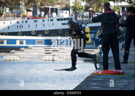 Yellow DuckMarine Amphibienfahrzeug touristischen sinkt am Albert Dock Liverpool UK. Feuerwehr & Service Rettung Passagiere. Stockfoto