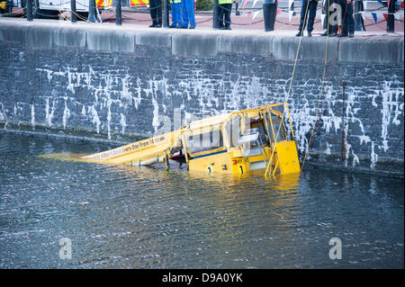 Yellow DuckMarine Amphibienfahrzeug touristischen sinkt am Albert Dock Liverpool UK. Feuerwehr & Service Rettung Passagiere. Stockfoto