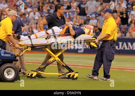 St. Petersburg, Florida, USA. 15. Juni 2013. DANIEL WALLACE | Times.Medical Beamten nehmen Tampa Bay Rays Krug Alex Cobb (53) aus dem Feld, nachdem er während der fünften Inning gegen die Kansas City Royals am Samstag im Tropicana Field in St. Petersburg durch eine Kugel in den Kopf getroffen wurde. Bildnachweis: © Daniel Wallace/Tampa Bucht Times/ZUMAPRESS.com/Alamy Live-Nachrichten Stockfoto