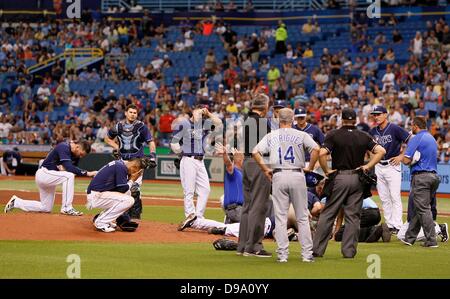 St. Petersburg, Florida, USA. 15. Juni 2013. DANIEL WALLACE | Times.Tropicana Feld verstummte als medizinisches Personal tendenziell Tampa Bay Rays Krug Alex Cobb (53), nachdem er während der fünften Inning gegen die Kansas City Royals am Samstag im Tropicana Field in St. Petersburg durch eine Kugel in den Kopf getroffen wurde. Bildnachweis: © Daniel Wallace/Tampa Bucht Times/ZUMAPRESS.com/Alamy Live-Nachrichten Stockfoto