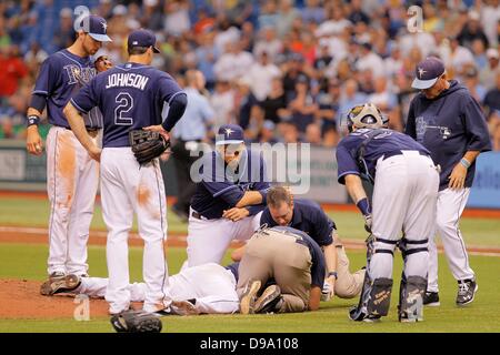 St. Petersburg, Florida, USA. 15. Juni 2013. DANIEL WALLACE | Times.Tampa Bay Strahlen Shortstop Ben Zobrist (18), links, dritte Baseman Kelly Johnson (2), erster Basisspieler James Loney (21), Catcher Jose Lobaton (59) und Manager Joe Maddon anschauen, auf wie medizinisches Personal kümmern sich um Krug Alex Cobb (53), nachdem er während der fünften Inning gegen die Kansas City Royals am Samstag direkt in den Kopf getroffen wurde Tropicana Field in St. Petersburg. Bildnachweis: © Daniel Wallace/Tampa Bucht Times/ZUMAPRESS.com/Alamy Live-Nachrichten Stockfoto