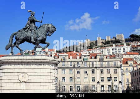 Statue von Joao i., mit Sao Jorge im Hintergrund in Praca da Figueira, Lissabon Portugal Schloss Stockfoto