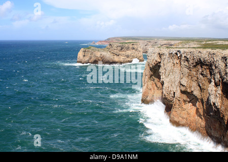 Schöne felsige Klippen auf Algarve-Küste bei Cabo de Sao Vicente, Südportugal, Europe Stockfoto