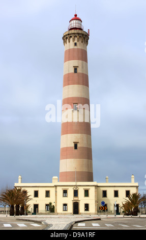 Aveiros Leuchtturm befindet sich in Praia da Barra, Portugal, mit bewölktem Himmel Stockfoto