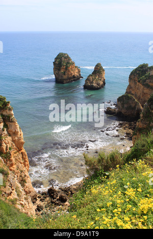 Felsen an der Küste des Atlantischen Ozeans in Lagos, Algarve, Portugal Stockfoto