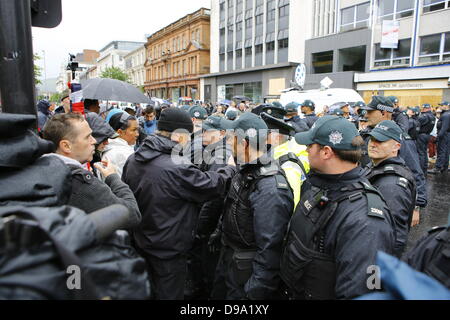 Belfast, Vereinigtes Königreich. 15. Juni 2013. Ein Unionist Demonstrant argumentiert mit einem Offizier der Polizei (Police Service of Northern-Ireland). Einige Demonstranten Loyalist, viele von ihnen gekleidet mit Union Jacks, ICTU Anti-G8-Protest außerhalb der Belfast City Hall konfrontiert und versucht, es mit Geschrei zu stören. Dank einer starken Polizeipräsenz blieb beiden Protest friedlich. Bildnachweis: Michael Debets/Alamy Live-Nachrichten Stockfoto