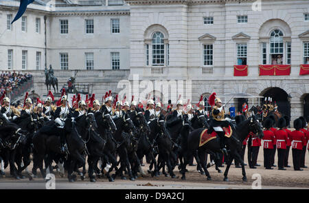 London, UK. 15. Juni 2013. Trooping die Farbe. Die Blues and Royals Teil des Haushalts gehen Kavallerie hinter der Queen auf Horse Guards Parade. Bildnachweis: Prixpics/Alamy Live-Nachrichten Stockfoto