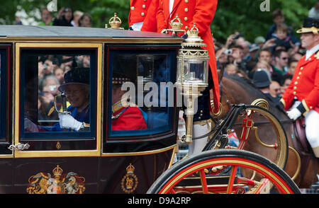 London, UK. 15. Juni 2013. Trooping die Farbe. Königin reist im Bus über die Mall. Bildnachweis: Prixnews/Alamy Live-Nachrichten Stockfoto