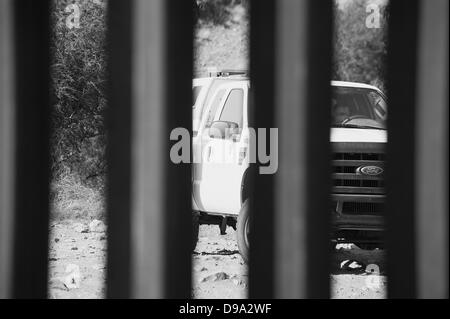 25. April 2013 - Nogales, sitzt Sonora, Mexiko - A US Border Patrol LKW geparkten entlang der Grenze Straße anliegenden Grenzzaun westlich von Port Of Entry. (Kredit-Bild: © Willen Seberger/zReportage über ZUMA) Stockfoto