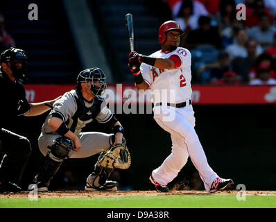 Anaheim, CA, USA. 15. Juni 2013. Los Angeles Angels Shortstop Erick Aybar #2 trifft einen Homerun im 2. Inning während der Major League Baseball Spiel zwischen den New York Yankees und den Los Angeles Angels im Anaheim Stadium in Anaheim, Kalifornien. Bildnachweis: Csm/Alamy Live News Bildnachweis: Csm/Alamy Live-Nachrichten Stockfoto